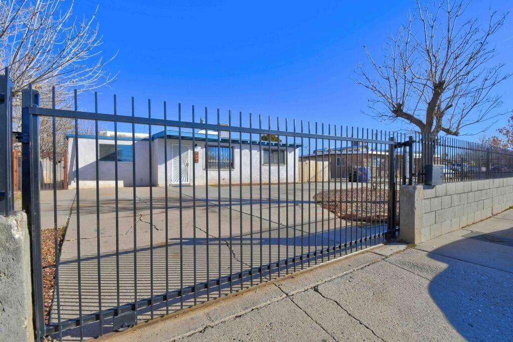 Вілла Casa Charleston-3Br-2Bath-Hot Tub-Pet Friendly-No Pet Fees! Альбукерке Екстер'єр фото