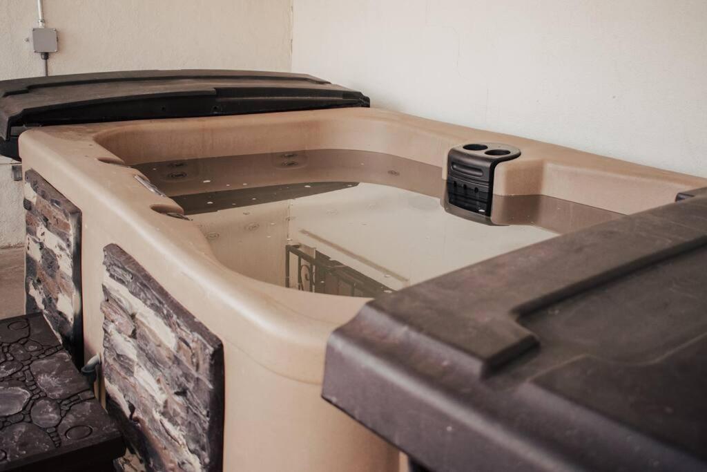 Вілла Casa Charleston-3Br-2Bath-Hot Tub-Pet Friendly-No Pet Fees! Альбукерке Екстер'єр фото